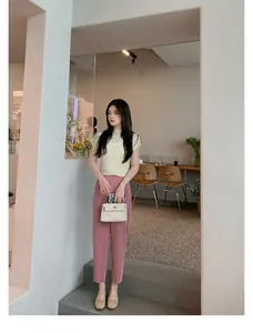 Completo chic con top in maglia beige a maniche corte e pantaloni dritti casual rosa