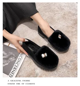 Detailansicht der schwarzen Plüsch-Loafer mit Kunstpelz und weißem Stein-Metall-Dekor