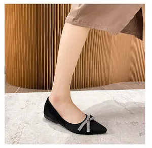Detailansicht der schwarzen Wildleder-Ballerinas mit spitzer Kappe und Strass-Schleife