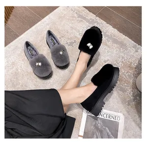 Detailansicht der flauschigen Loafer mit Kunstpelz-Textur und Perlen-Metallschnallen