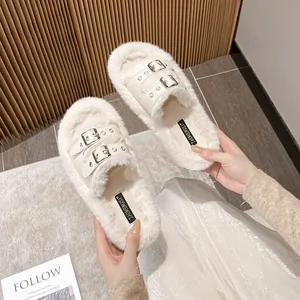 Schicke beige flauschige Damenhausschuhe mit Doppelschnallenriemen und weichem Kunstfellmaterial