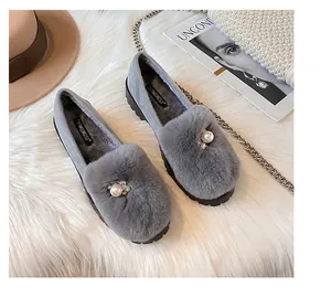 Details grauer Plüsch-Loafer mit Perlen- und Kristallschnalle auf weichem Pelz