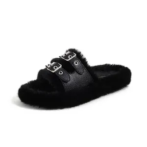 Schicke schwarze Plüsch-Hausschuhe mit Doppel-Schnallen und genarbtem Leder-Finish