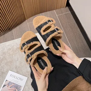 Ciabatte eleganti in ecopelle nera con fodera in pile color cammello e doppie fibbie