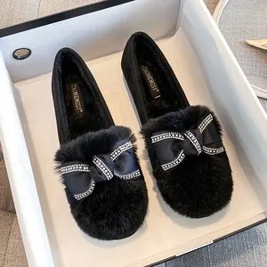 Scarpe basse in pelliccia nera con fiocco di raso e bordo decorato con strass lucidi