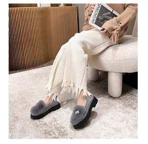 Details von Winter-Loafers aus grauem Wildleder mit Perlenakzent und dicken Sohlen