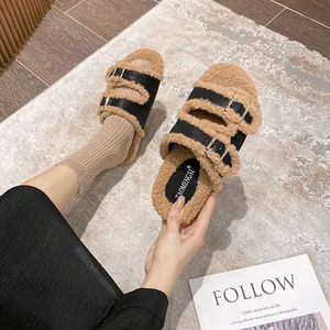 Pantofole in peluche nere con cinturini in montone, fibbie e comoda suola platform