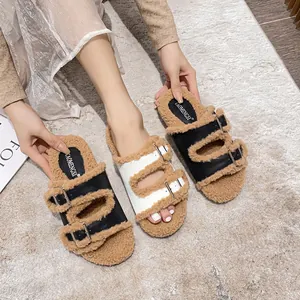 Ciabatte foderate in pile da donna con fibbie e suola spessa nei colori nero e bianco