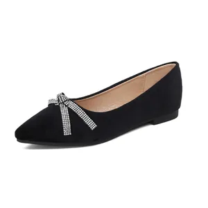 Eleganti ballerine a punta in camoscio nero con decorazione a fiocco in strass