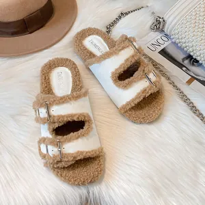 Eleganti pantofole con zeppa in pile con pelle bianca e fibbie in lana d'agnello marrone