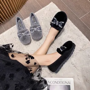 Scarpe piatte calde in peluche da donna con fiocco in strass e design a punta tonda