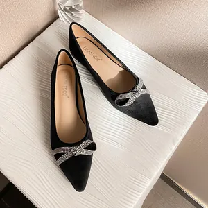 Elegante schwarze spitze Ballerinas mit funkelnder Strass-Doppelschleifen-Dekoration