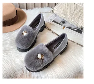 Detail von grauen Plüsch-Loafers mit Perlen-Dekor und dicker rutschfester Sohle