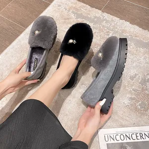 Winter-Plateau-Slipper mit Kunstpelz und Perlen in den Farben Schwarz und Grau