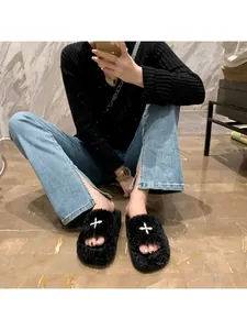 Pantofole platform nere in peluche da donna con design a stella a croce bianca sopra
