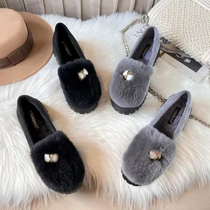 Plüsch-Plateau-Loafer mit Perlenschnallen aus Kunstpelz in den Farben Schwarz und Grau