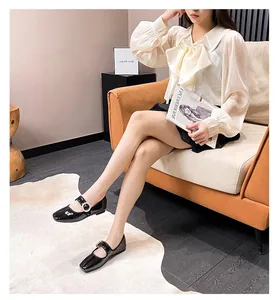 Eleganti ballerine Mary Jane nere in vernice a punta quadra con fibbia di perle