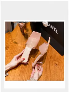 Detailansicht der rosa Gelee-Pantolette mit quadratischer Spitze und Acryl-Blockabsatz