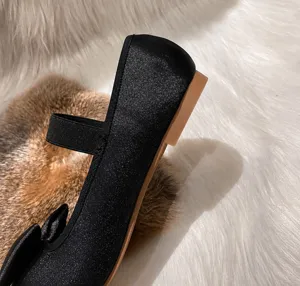 Détail du talon plat de 1cm sur ballerines Mary Jane noires à paillettes brillantes