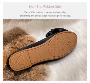 Détail de la semelle en caoutchouc antidérapante avec motifs pour ballerines