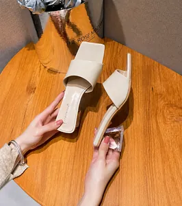 Detailansicht beige Pantoletten mit quadratischer Zehenpartie und transparentem Blockabsatz