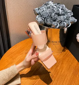 Nahaufnahme pinker Sandaletten mit eckiger Zehenpartie und klarem Acryl-Blockabsatz im Detail