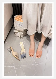 Details von quadratischen Sandalen mit Kristallblockabsätzen und Strasssteinen