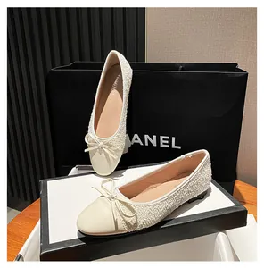 Details der Tweed- und Lammleder-Ballerinas mit Schleife und runder Spitze