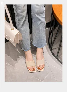 Beigefarbene Sandalen mit quadratischer Spitze, kombiniert mit Jeans und einer Tasche