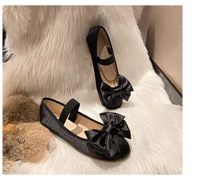Détail de chaussures Mary Jane noires scintillantes avec un grand nœud en satin élégant
