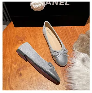 Detailansicht der Tweed-Ballerinas mit silberner Kappe und zarter Schleifenverzierung