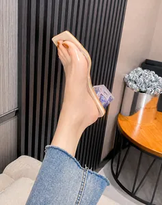Detailansicht der transparenten PVC-Sandalen mit geometrischem Kristallabsatz und eckiger Zehe