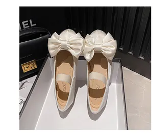 Détails de ballerines en satin avec nœuds larges et brides élastiques pour le confort