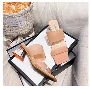 Eckige Pantoletten aus klarem PVC mit transparentem Blockabsatz in Rosé-Beige