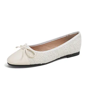 Beige Tweed Ballerinas für Damen mit Lederkappe und zartem Schleifendetail am Schuh