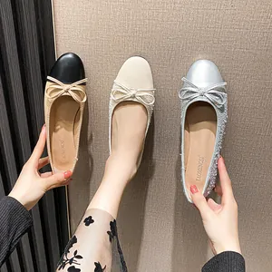 Klassische Ballerinas in Beige, Schwarz, Perlenweiß und Silber mit schicker Schleife