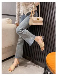 Elegante beige Mules mit quadratischer Zehenpartie und transparentem Kristall-Blockabsatz