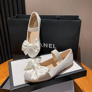 Ballerines élégantes en satin crème avec grand nœud et bride élastique Mary Jane