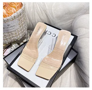 Elegante beige Pantoletten mit eckiger Zehenpartie und durchsichtigen PVC Riemen mit Box