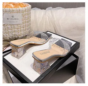 Makroaufnahme der PVC-Riemen und des transparenten Blockabsatzes bei Plateau-Sandalen