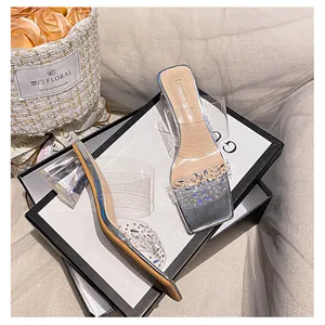 Pantoletten mit eckiger Spitze, transparentem PVC, Strass und klobigem Absatz