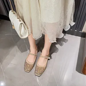 Elegantes bailarinas Mary Jane champán con punta cuadrada, pedrería y tira de perlas