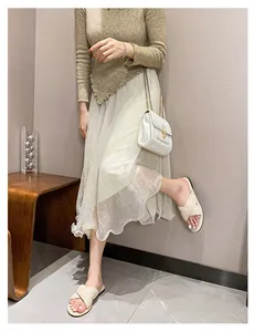 Schicker Sommer-Look mit beigen geflochtenen Sandalen und weißem Netzrock für Damen