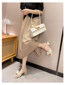 Sandalias beige con punta cuadrada, lazo 3D y tacón de bloque cómodo para mujer