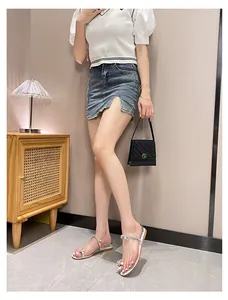 Elegante silberne Keil-Flip-Flops mit funkelnden Strasssteinen, getragen von einem Model