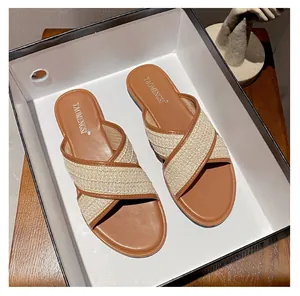 Detailansicht der geflochtenen Sandalen mit Kreuzriemen im Schuhkarton mit Markenlogo