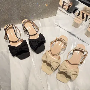 Sandalias elegantes de punta cuadrada con lazo, tacón bajo y correa al tobillo en negro