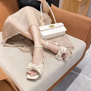 Sandalias beige de estilo francés con lazo, punta cuadrada, tacón bajo y correa de tobillo
