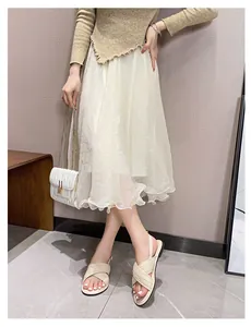 Vollansicht der Damen-Sandalen mit gewebten Kreuzriemen, beige Stricktop und Tüllrock dazu