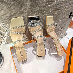 Zilveren slippers met blokhak en vierkante neus met glinsterende strassteentjes en transparant